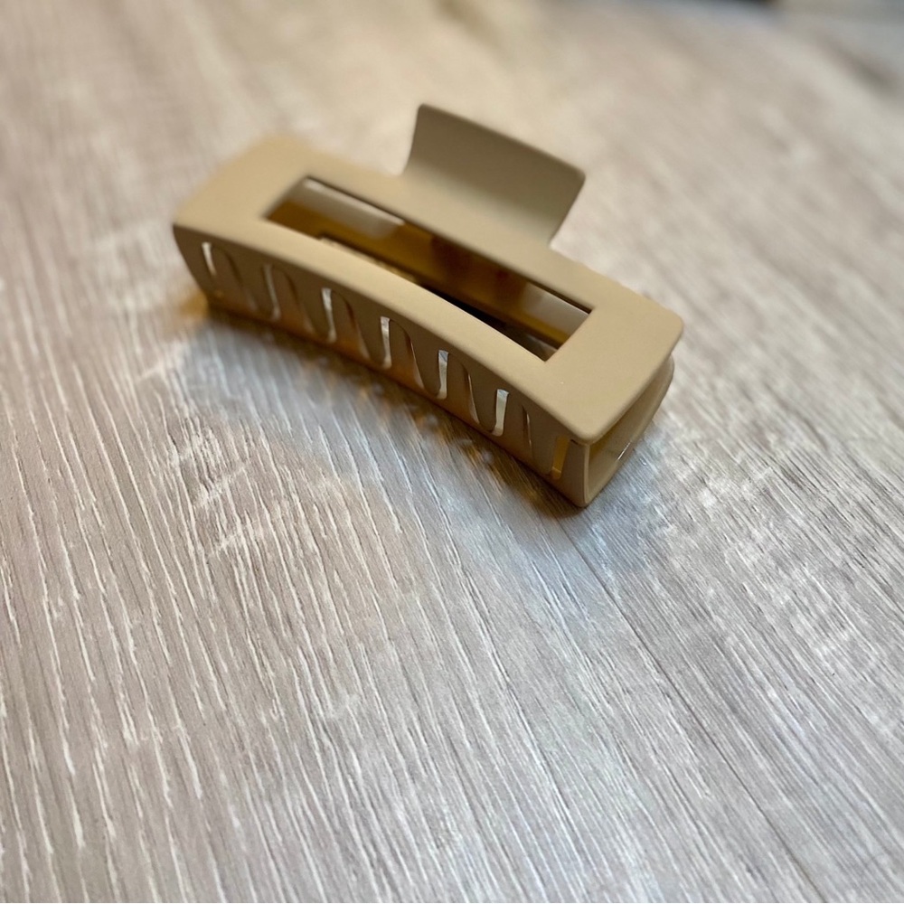 Amazon Essentials Tan Hair Clip